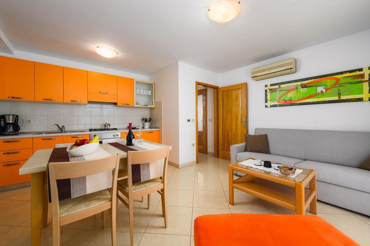 House With Apartments Dragica Умаг Екстериор снимка