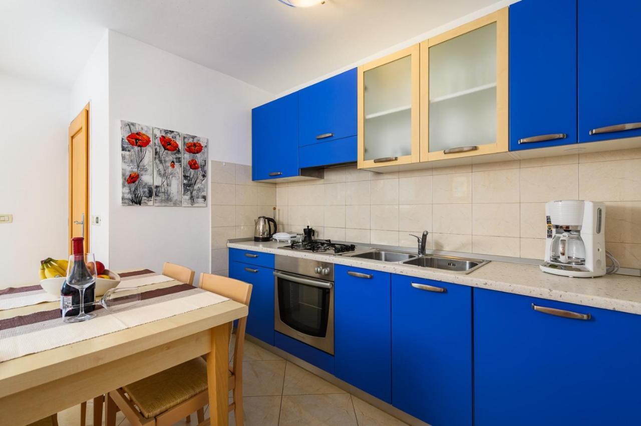House With Apartments Dragica Умаг Екстериор снимка